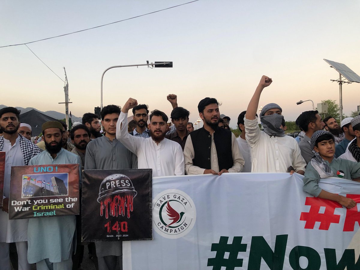 MSM_ISLAMABAD's tweet photo. Today in Islamabad's D-Chowk, a protest called the "Save Gaza Campaign" was held to show support for Palestine. Haseeb Awan, President of MSM Islamabad, attended with his team, and a delegation of MSM IIUI also participated.
#SaveGaza #MSM https://t.co/kA2z5iFsxA