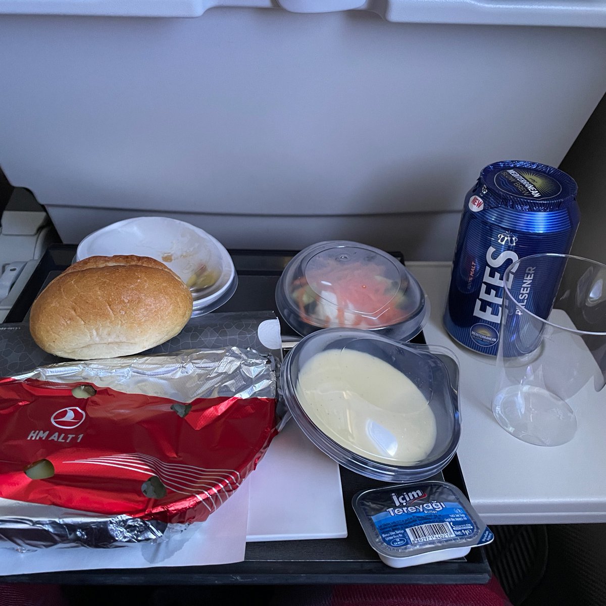 5.25 トルコ, イスタンブールを経由して帰国
朝6時からトルコビールとキョフテを摂取
イスタンブール空港はマジで広すぎた