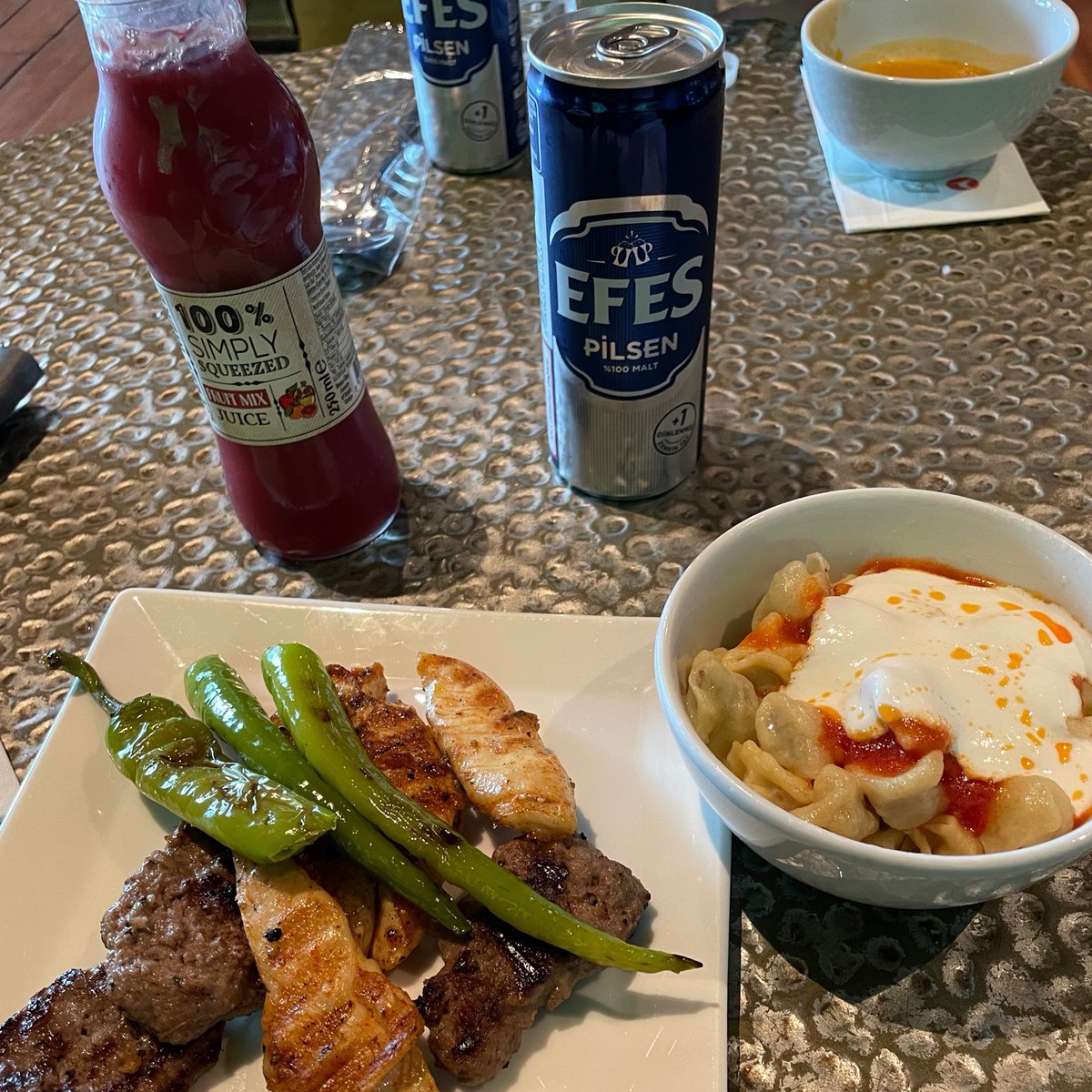 cubeforworld's tweet photo. 5.25 トルコ, イスタンブールを経由して帰国
朝6時からトルコビールとキョフテを摂取
イスタンブール空港はマジで広すぎた https://t.co/tkvJytAilO