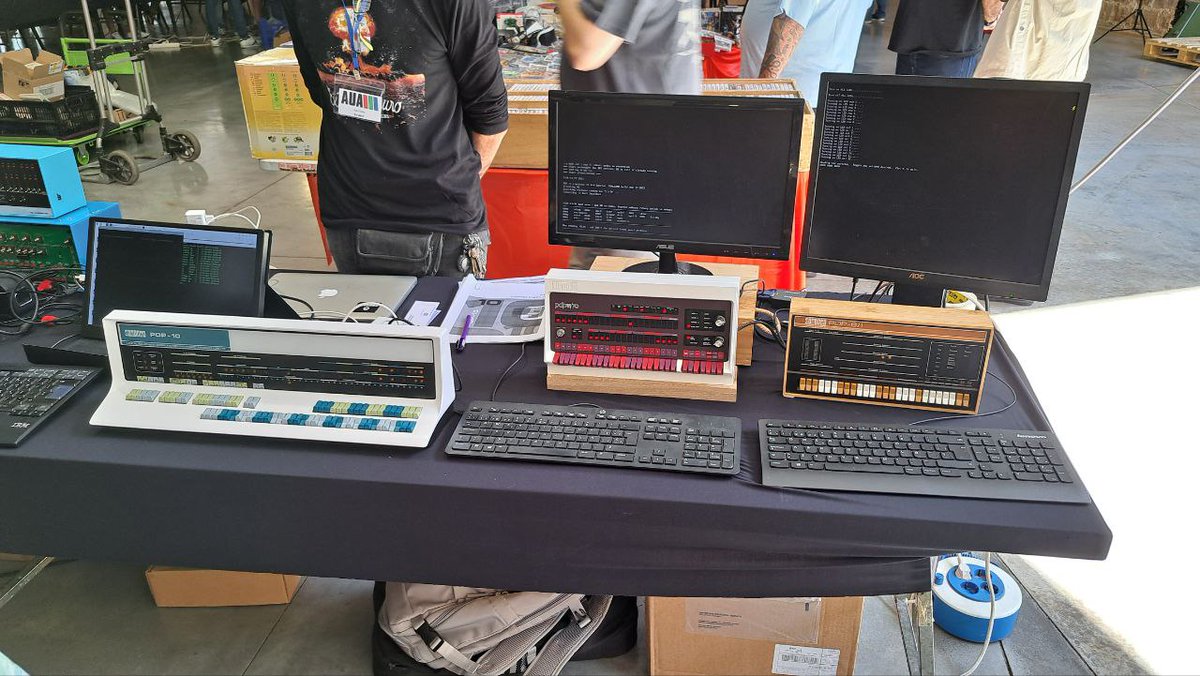YagoTudela's tweet image. Feria de #RetroComputers #Vintage #PiDP Pidp-8 Pidp-11 Pidp-10 #Replica #PDP #DEC @Oscar_CEDS