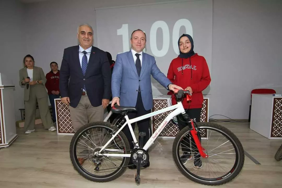 "Dilimizin Zenginlikleri" Projesi kapsamında Yakutiye Hamidiye Meslekî ve Teknik Anadolu Lisemizce düzenlenen "Ödüllü Bilgi Yarışması"nda öğrencilerimizin final heyecanına ortak olduk.
<a href="/tcmeb/">Millî Eğitim Bakanlığı</a> <a href="/Yusuf__Tekin/">Yusuf Tekin</a> <a href="/meb_ogm/">Ortaöğretim Genel Müdürlüğü</a> <a href="/farukyelkenci/">Ömer Faruk Yelkenci</a> @miamustafacftci <a href="/ErzurumValiligi/">T.C.Erzurum Valiliği</a> <a href="/Erzurum_Mem/">Erzurum İl Millî Eğitim Müdürlüğü</a>