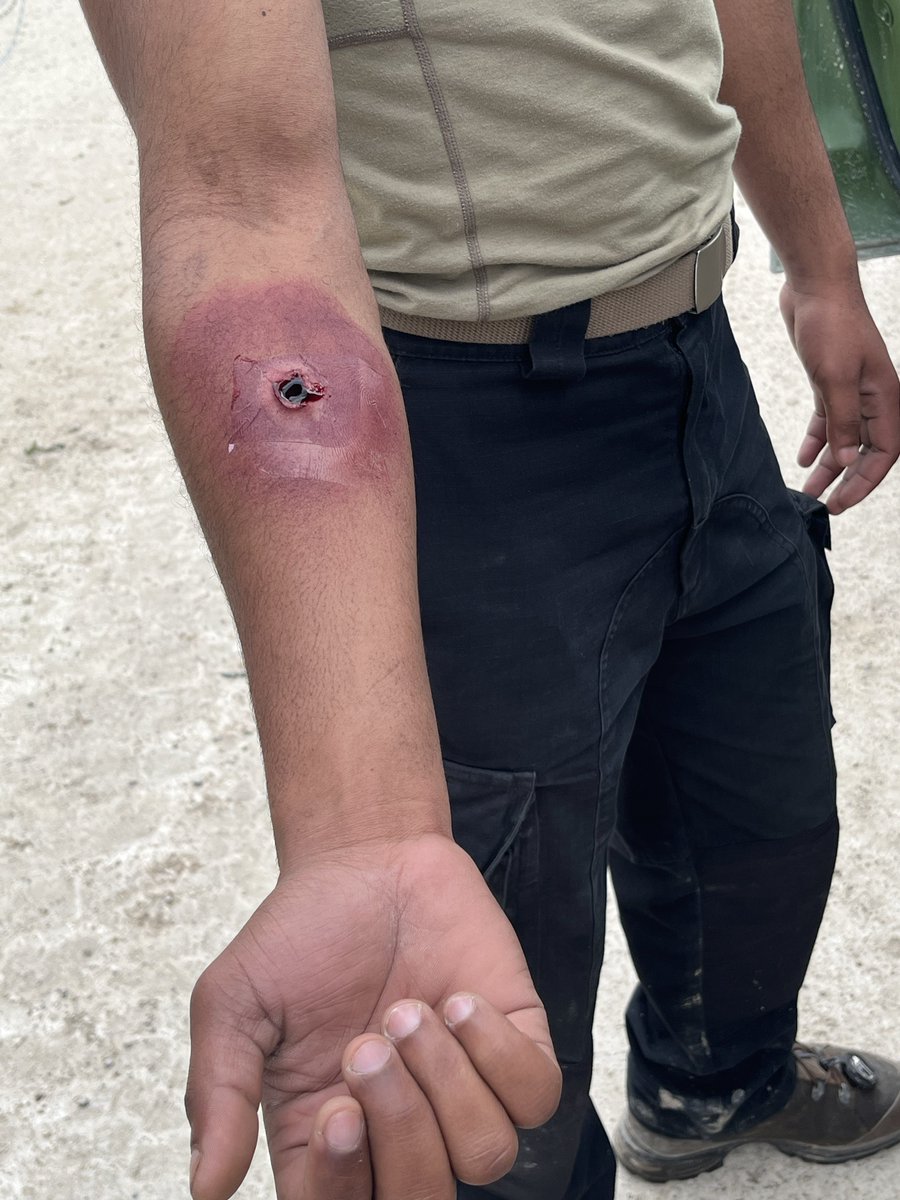 COM_ECIA's tweet image. #CIADA 2024, au #CENZUB, la création de blessures factices fut essentielle pour la simulation de soldats blessés en zones de combat pour un entraînement réaliste. 
Les lieutenants doivent être capables de mettre en œuvre leurs compétences de secourismes tactiques au combat. 🩹