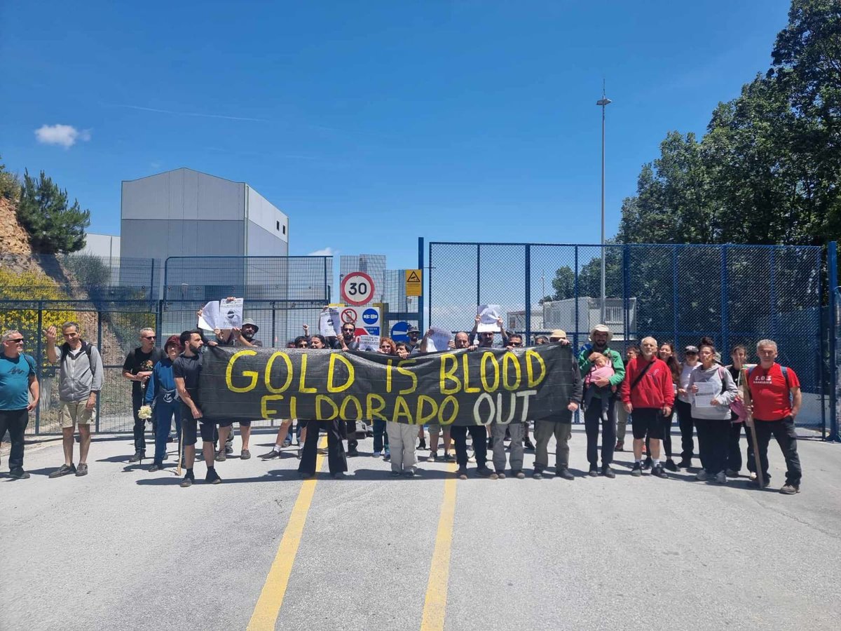 EGEÇEP, İklim Adaleti ve Kazma Bırak Eldorado Şirketinin Ege'nin iki kıyısında işlettiği altın madenlerine karşı Yunanistan'dan çevrecilerle eş zamanlı protesto düzenledi. Türkiye’deki eylem Eldorado-Tüprag Efemçukuru'ndaki madeni önünde gerçekleşti. @iklimadaleti_k @KazmaBirak