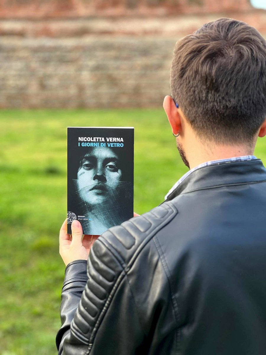 ragazzochelegge (@mik_1994) on Twitter photo Verna, edita <a href="/Einaudieditore/">Einaudi editore</a>, torna con una straordinaria epopea di donne e guerra. E ci ricorda che, perfino sotto le bombe, è vietato morire per mano di un marito violento.
diariodiunadipendenza.blogspot.com/2024/05/recens… Verna, edita <a href="/Einaudieditore/">Einaudi editore</a>, torna con una straordinaria epopea di donne e guerra. E ci ricorda che, perfino sotto le bombe, è vietato morire per mano di un marito violento.
diariodiunadipendenza.blogspot.com/2024/05/recens…
