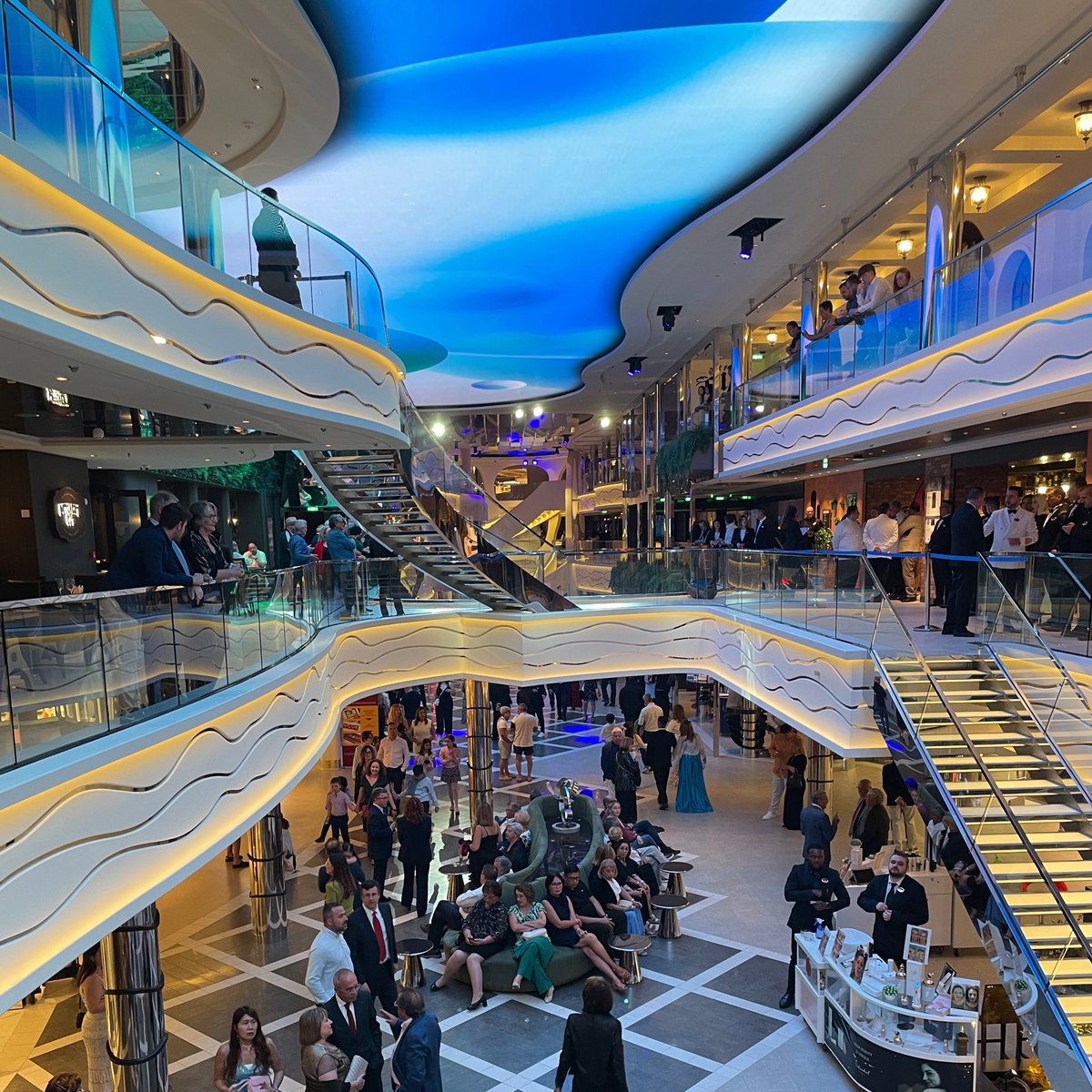 クルーズ船の旅は最高でした、マジでおすすめです
遊んでいるうちに次の街に移動してる、メシは食べ放題(飲み物はお金かかるけど)、全体的な費用も普通にヨーロッパ旅行行くのとさほど変わらないかなという感覚でした