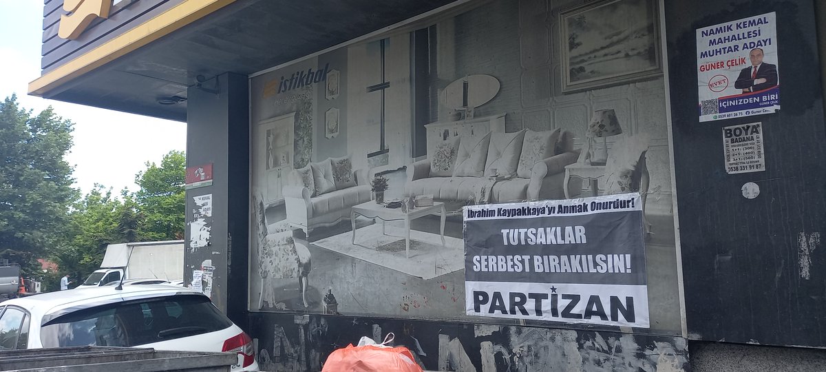 İSTANBUL | Partizan bir çok yerde 18 Mayıs günü tutsak edilen yoldaşları için ozalit çalışmaları yaptı. 📌'İbrahim Kaypakkaya'yı anmak onurdur' yazılı pankartlar asan Partizan tutuklamalara tepki gösterdi. #18Mayıs