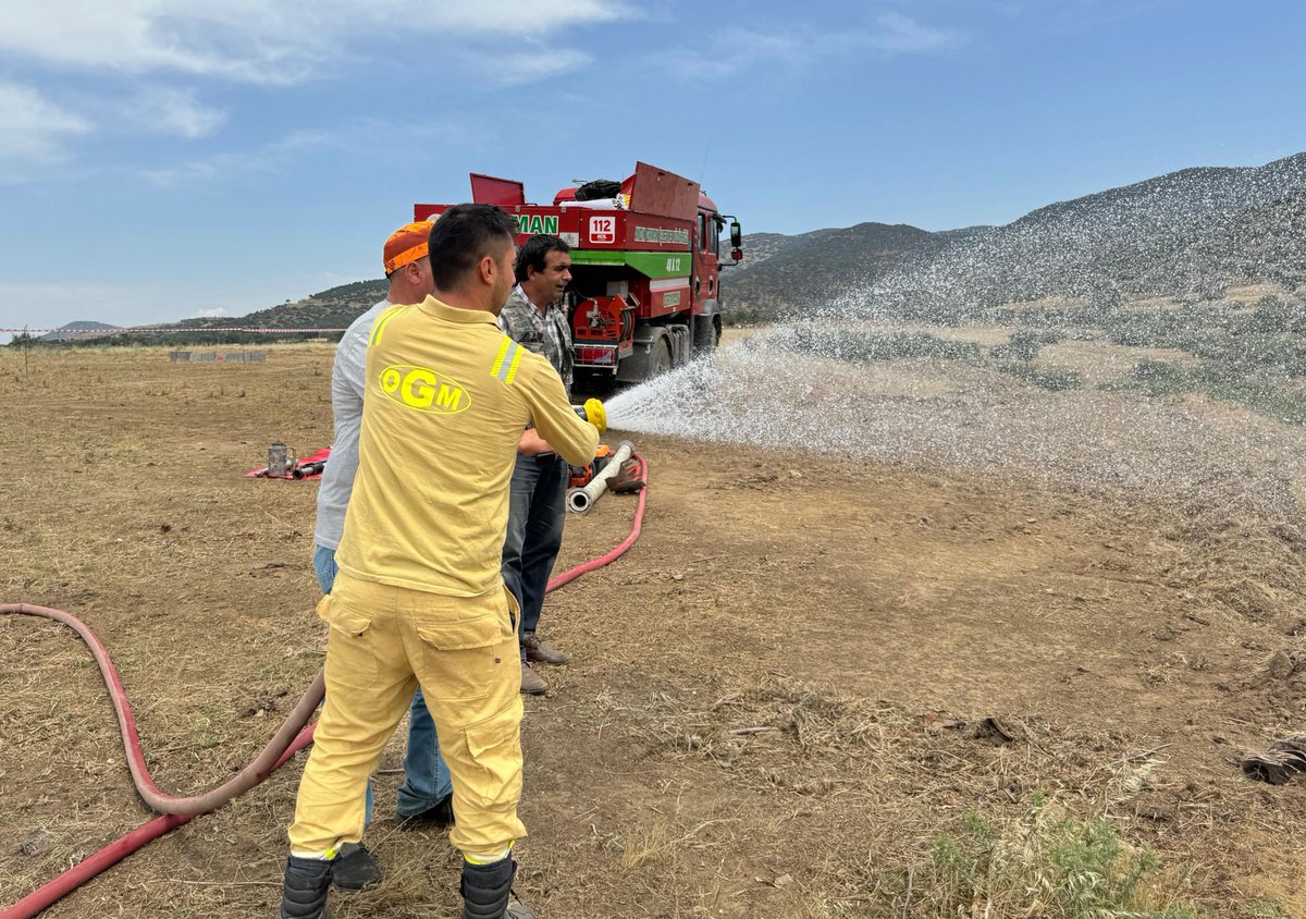 muglaobm's tweet photo. Aydın Çine’de düzenlenen trap atış yarışmasına katılan avcılara orman yangınları konusunda bilgilendirme yapıldı ve yangın söndürme eğitimi verildi. İşletme Şefi Gökhan Önal tarafından verilen eğitimde avcılara ormanlarda yangına karşı dikkat edilmesi gereken hususlar anlatıldı. https://t.co/SuvCLjPUwc