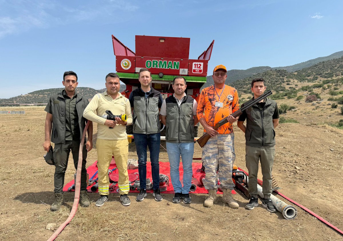 muglaobm's tweet photo. Aydın Çine’de düzenlenen trap atış yarışmasına katılan avcılara orman yangınları konusunda bilgilendirme yapıldı ve yangın söndürme eğitimi verildi. İşletme Şefi Gökhan Önal tarafından verilen eğitimde avcılara ormanlarda yangına karşı dikkat edilmesi gereken hususlar anlatıldı. https://t.co/SuvCLjPUwc