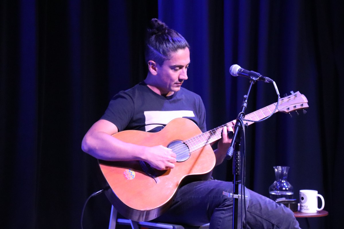 📸💿🤩 "Kontu Kantari Pasaiako solasaldi musikatuen" saio bikaina atzokoa Jurgi Ekizarekin.
👏Bigarren saioan ere aretoa bete egin zen. Atzo, Trintxerpeko alkateordetza.
🎤🎶Zuzeneko musika, solasaldia eta zozketak izan genituen.

#Pasaia #Trintxerpe #KontuKantari