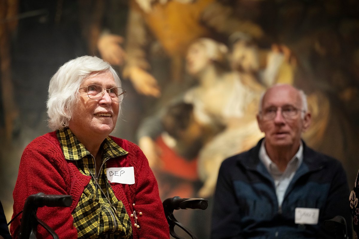 Iedere eerste donderdag van de maand kunnen mensen met dementie en hun dierbaren bij Museum De Lakenhal terecht voor een gratis Memorabel-rondleiding of -workshop. Komende maand vindt de bijeenkomst plaats op 6 juni, met als thema verzamelen. Lees meer op lakenhal.nl/memorabel.