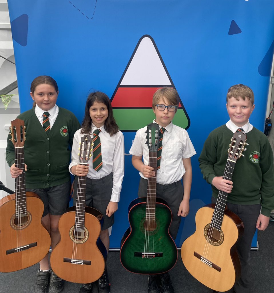 Barod i gystadlu! | Ready to compete! @Urdd @UrddCaerdyddFro 🎸🏴󠁧󠁢󠁷󠁬󠁳󠁿