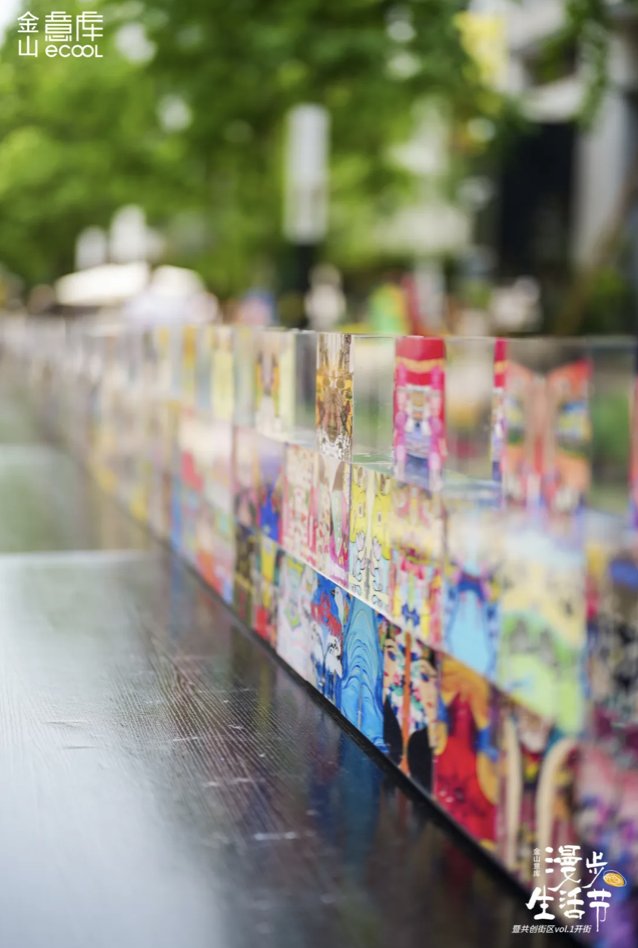 A long line of acrylic blocks featuring children’s paintings are on display at Ecool, showcasing their vibrant world to the public. Come pick your favorite painting block! 🖼️🎨#Liangjiang #Chongqing #Art
📸Ecool