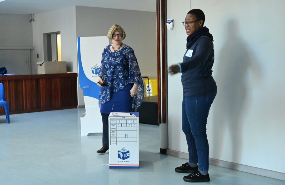 Elections 2024: Democratic Alliance (@Our_DA) federal chairperson Helen Zille cast her special vote this morning at Pinelands High School. 

Picture: Ayanda Ndamane / Independent Newspapers