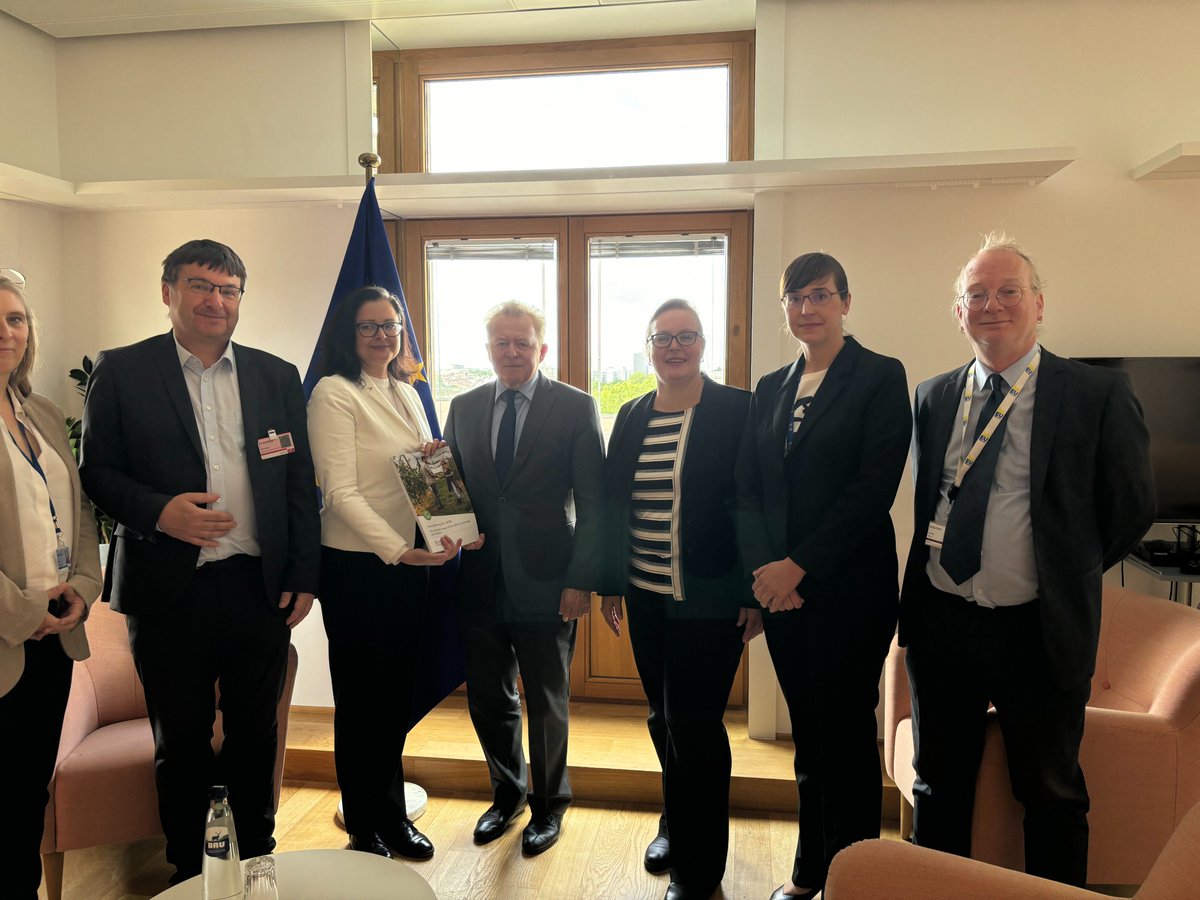 EUAgri's tweet image. Commissioner @jwojc receives report from the 5th mandate of the Strategic Working Group of the Standing Committee on Agricultural Research on Agricultural Knowledge and Innovation Systems.

The report provides new insights on how to strengthen #AKIS across the 🇪🇺.