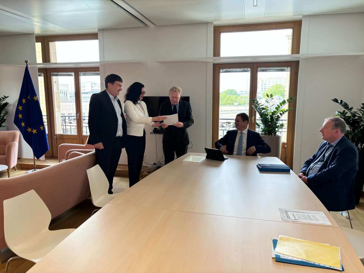 EUAgri's tweet image. Commissioner @jwojc receives report from the 5th mandate of the Strategic Working Group of the Standing Committee on Agricultural Research on Agricultural Knowledge and Innovation Systems.

The report provides new insights on how to strengthen #AKIS across the 🇪🇺.