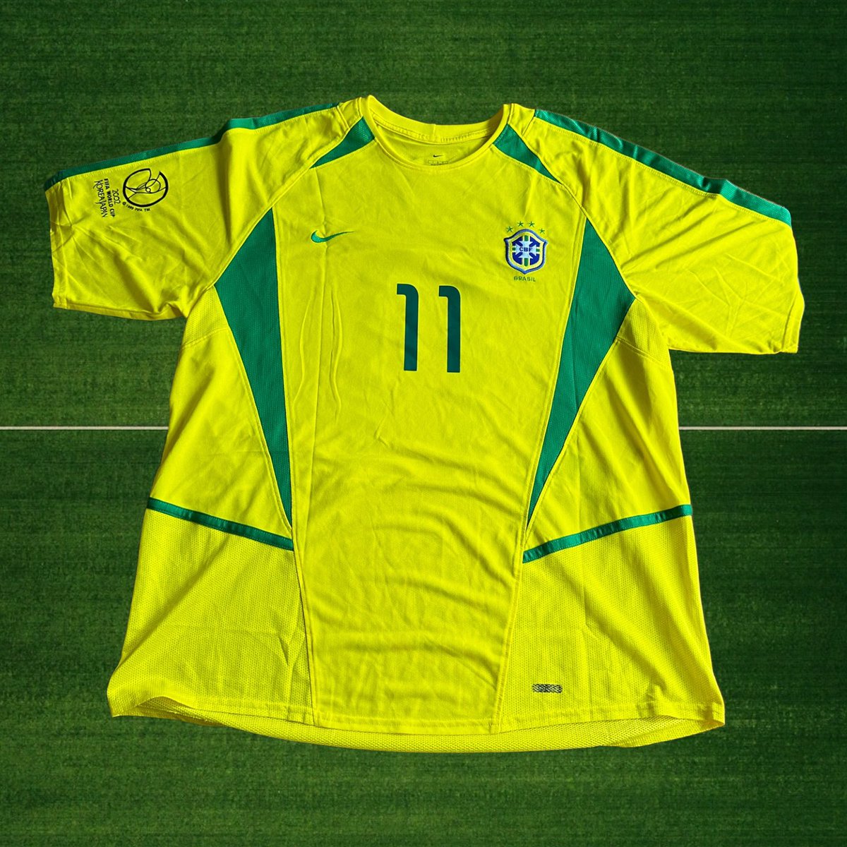 LBVfootball's tweet photo. 🇧🇷 NEW IN: 2002 Brazil Home ⭐️

What a piece. World Cup winners, an iconic team and one for the ages. 😍

Luckily got one of these available - Ronaldinho Nameset on it 

Size: Large 
Price: £85 https://t.co/BVLHWyjrQC