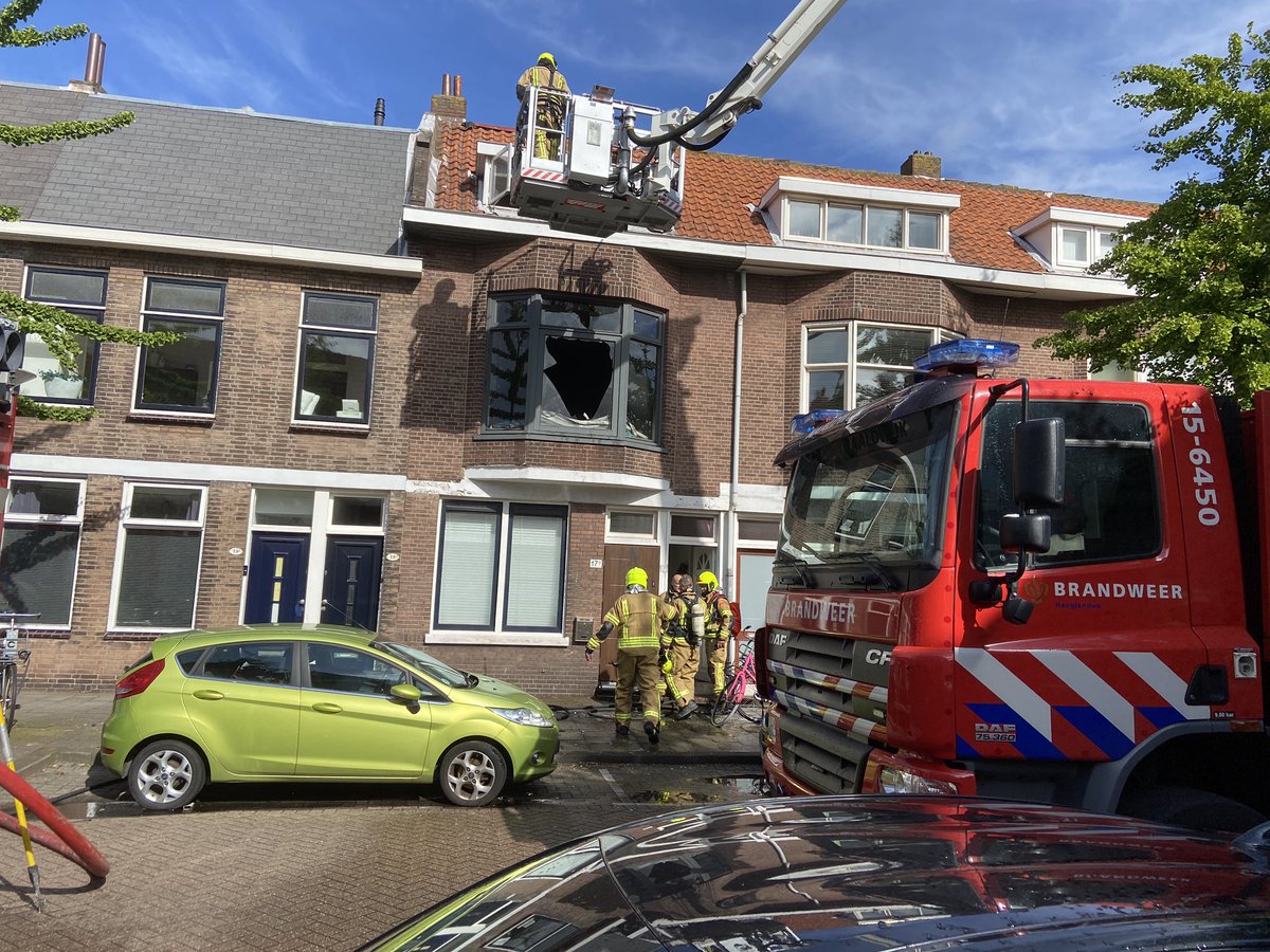 Brand aan de #Lichttorenstraat in Hoek van Holland. Een persoon wordt nagekeken in de ambulance.