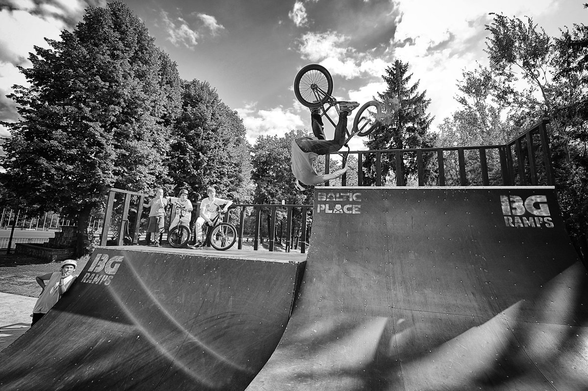 wojcicki_rafal's tweet photo. Daily.
#rafalwojcicki #streetphotography #photographerrw #Daily #people #photography #blackandwhite #blackandwhitephotography #bmx #sport #jeleniagora #oldtimes #Skatepark #Guwer https://t.co/S5Fy7Iik54