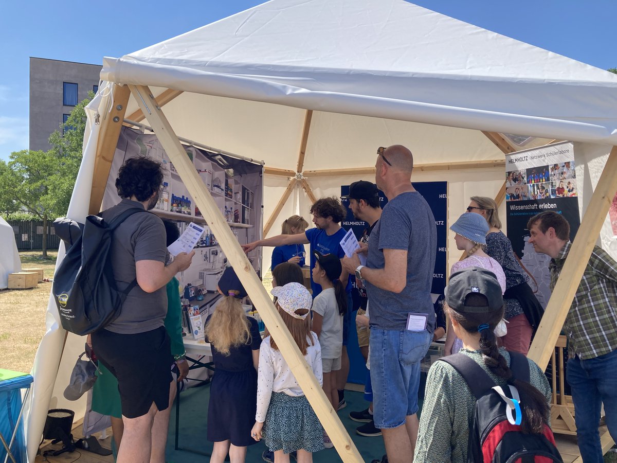 Beim #Demokratiefest feierten unzählige Menschen gemeinsam mit uns #75JahreGrundgesetz. Vielen Dank, dass ihr dabei wart!

Wer es nicht geschafft hat: Bei der #LNDW24 am 22. Juni könnt ihr am #mdcBerlin auf dem <a href="/campusbuch/">Campus Berlin-Buch</a> und am <a href="/BIMSB_MDC/">MDC-BIMSB</a> hinter unsere Kulissen schauen!