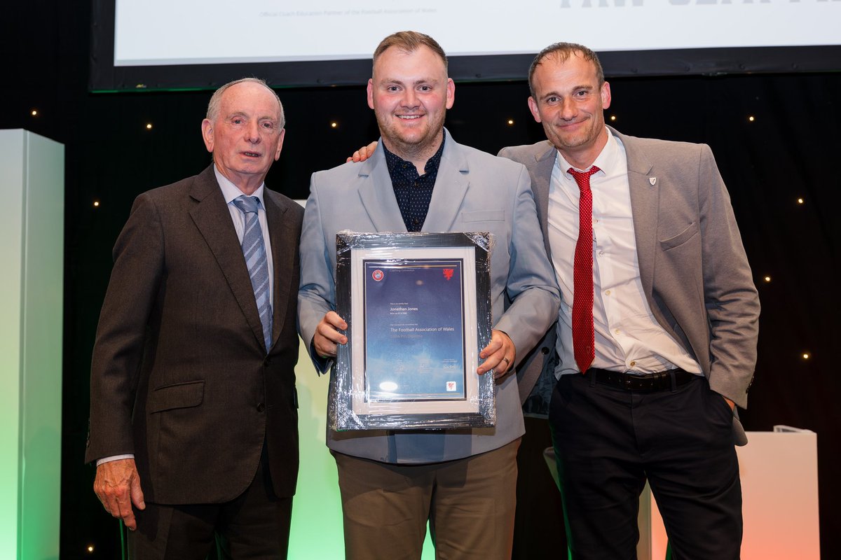 Jonathan Jones tweet media