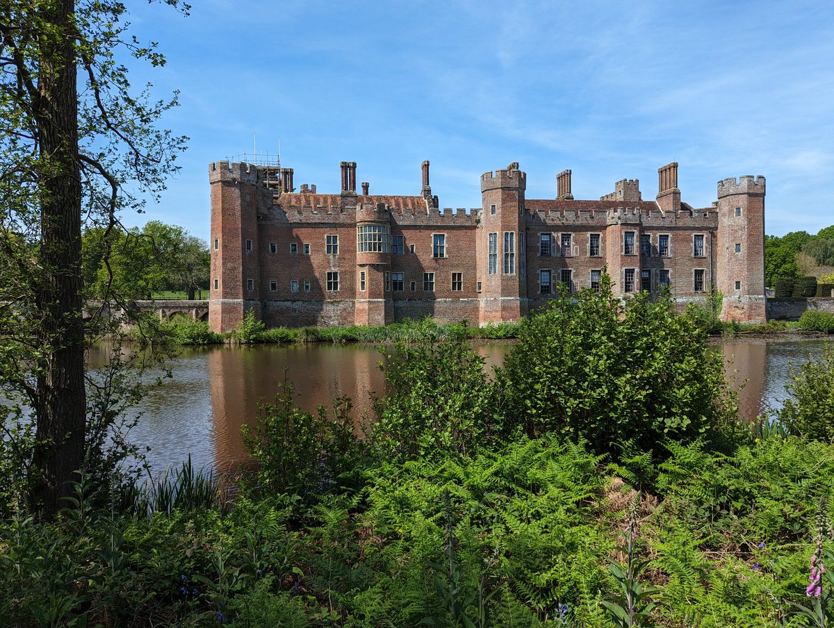 Herstmonceux Castle #Sussex built 1441 by Sir Roger Fiennes, veteran of Agincourt & Treasurer to the Crown. One of the earliest brick #castles in #England, fell into disrepair, mostly demolished. Current building restored in the 20thC #MedievalMonday #history