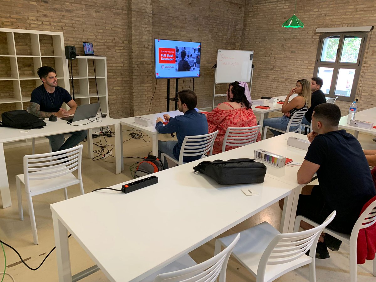 👨‍💻⌨️  Hoy comienza el curso de Full Stack Developer.

👉 Durante 14 semanas, este #bootcamp permitirá al alumnado aprender las tecnologías y herramientas que utilizan los developers de la mano de docentes expertos en activo.