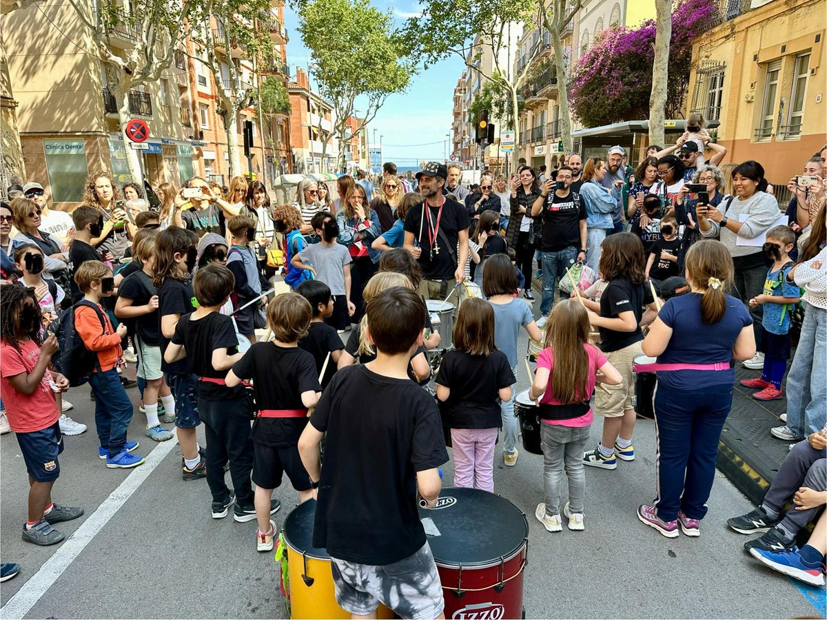 Divendres vam tallar l'Av. Martí Pujol una vegada més per reivindicar uns entorns escolars segurs i saludables.
Aquest cop amb l'inestimable participació de la 🎶coral i 🥁batukada de l'Escola i la col·laboració de <a href="/TransformemC31/">Transformem l'autopista!</a>! 
+info: docs.google.com/document/d/1jY…
#RevoltaEscolar