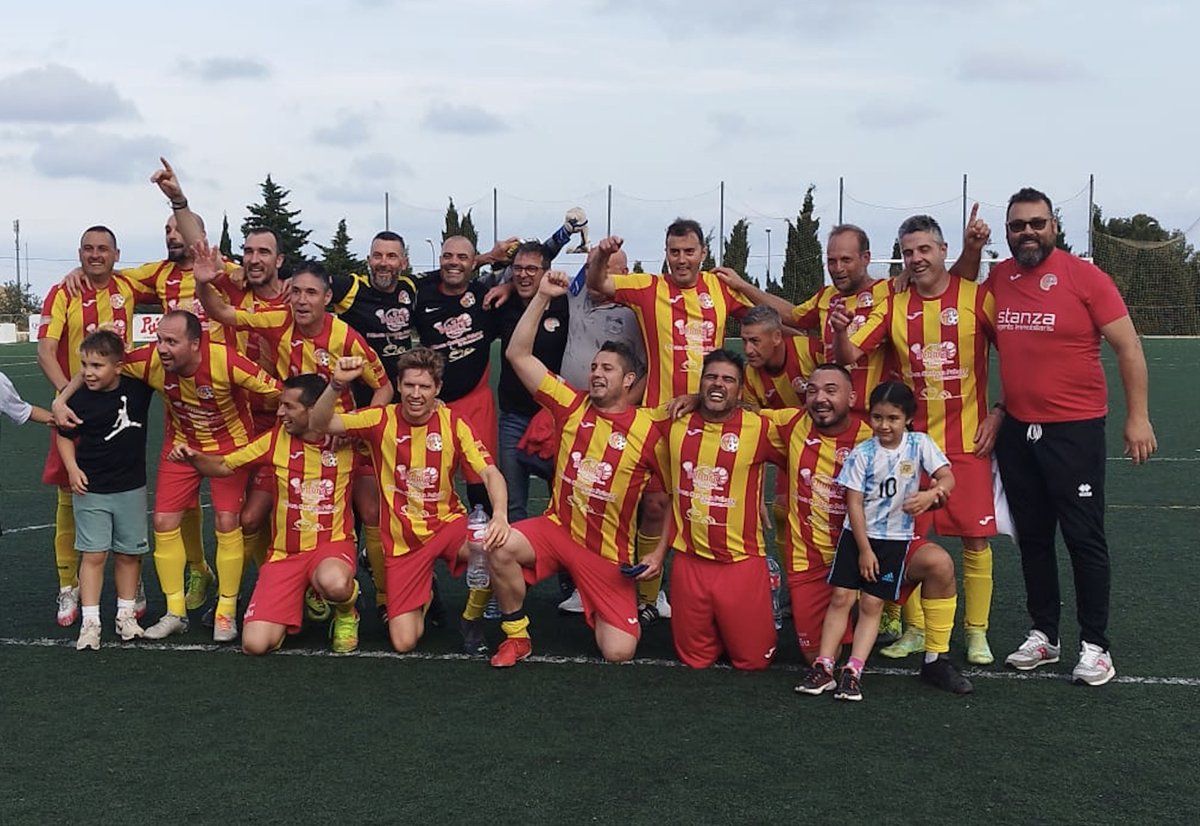 🏆 ROQUETES ÉS TRIPLE CAMPIÓ 😍

🏐 El @cv_roquetes Cadet, campió de #Catalunya als #JocsEsportiusEscolars

⚽️ El @CDRoquetenc Cadet femení guanya la fase de Tarragona F7

🔴🟡 Els #VeteransRoquetenc alcen la lliga ebrenca

🥳 𝗠𝗢𝗟𝗧𝗘𝗦 𝗙𝗘𝗟𝗜𝗖𝗜𝗧𝗔𝗧𝗦❗️

#OrgullRoquetenc