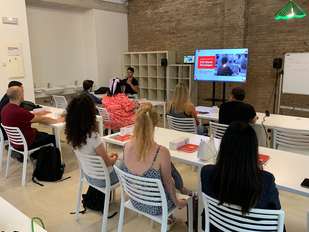 VLCIEcosystem's tweet image. 👨‍💻⌨️  Hoy comienza el curso de Full Stack Developer.

👉 Durante 14 semanas, este #bootcamp permitirá al alumnado aprender las tecnologías y herramientas que utilizan los developers de la mano de docentes expertos en activo.