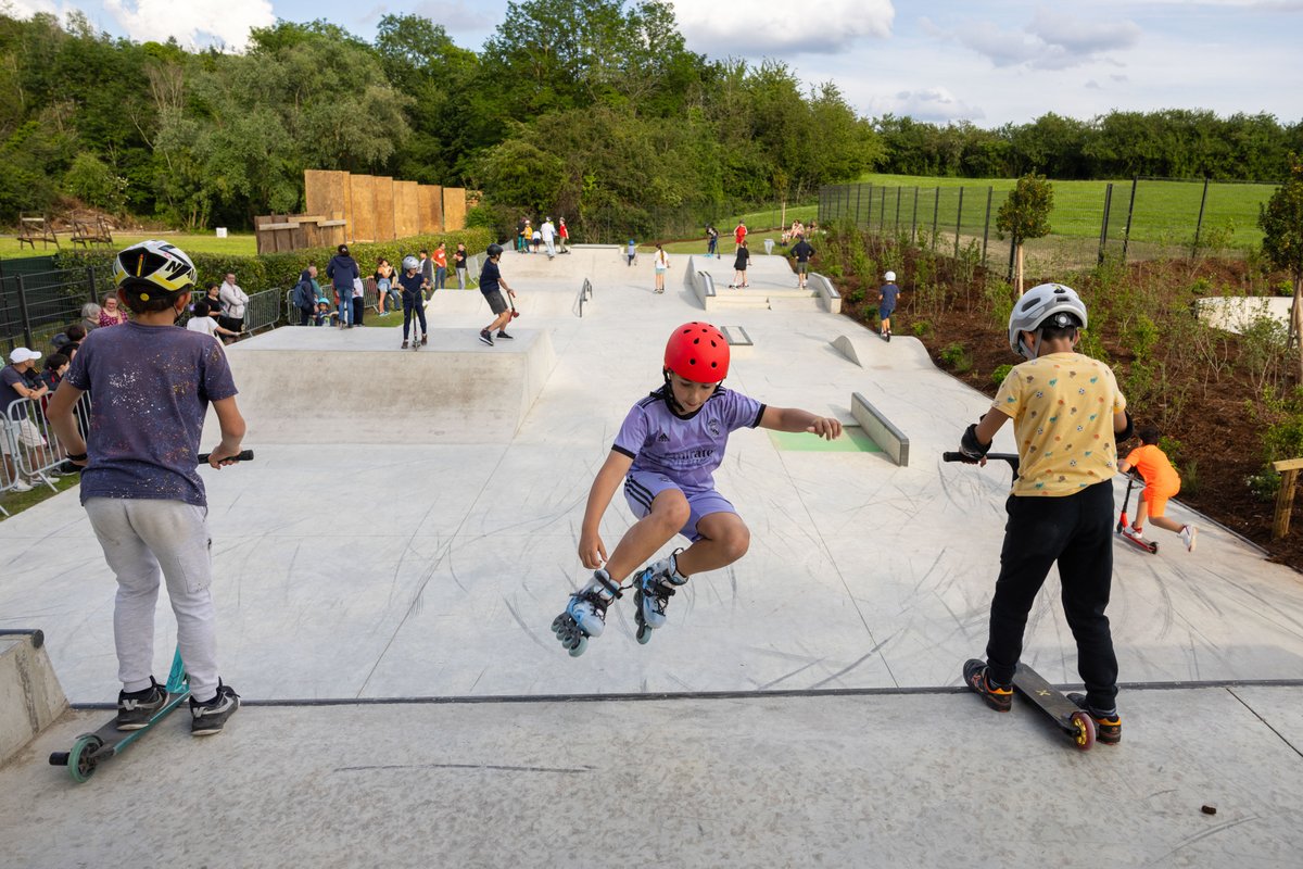 #Sport✨Le skate-park de Cormeilles-en-Parisis fait peau neuve ! Désormais, il vient enrichir les infrastructures du City Park d’Emy-les-Prés, qui incluent déjà le city stade, le street basket et le street workout. 🛴 Avec ses 370 m² et ses nombreux modules, ce nouveau