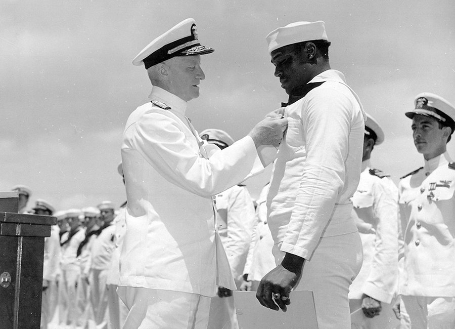 1942'de bugün: USS West Virginia'da aşçı olan Doris Miller, Pearl Harbor baskını sırasında uçaksavar kullanıp, ateş altında yaralı taşıyarak gösterdiği cesaret nedeniyle Amiral Nimitz tarafından Donanma Haçı'yla taltif edildi. Miller bu ödülü alan ilk siyahîydi.