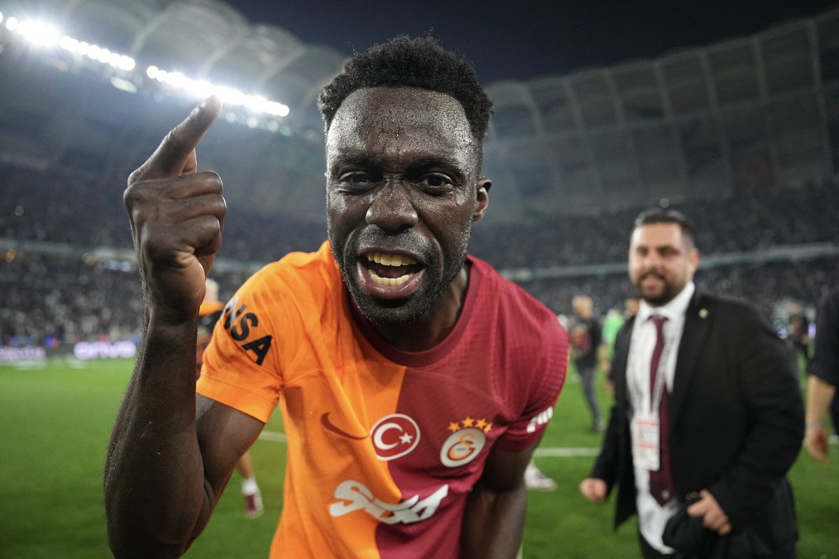 🦁 Aslan Gibi Zafer! 💪

#ŞampiyonGalatasaray #HakEdenlerKazandı #MayıslarBizimdir