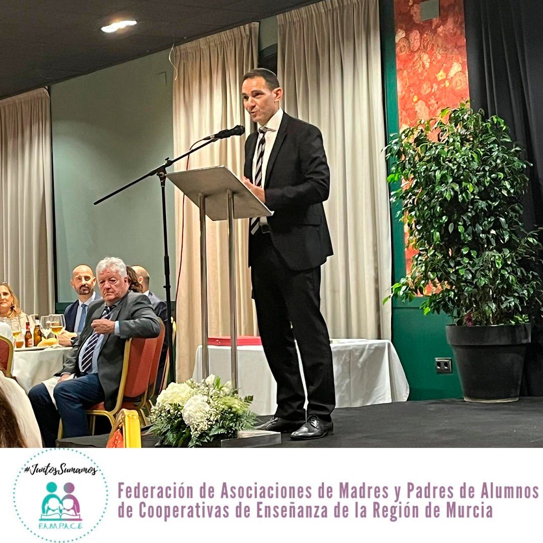 FampaceMurcia's tweet photo. #FAMPACE acompañó a la @CECEducacion en la XXI Cena Anual de Entrega de Distinciones, donde se entregaron insignias de plata a los profesores jubilados de varios centros educativos, y una insignia de oro a Víctor Marín Navarro, consejero de Educación de la Región de Murcia. https://t.co/Oq5zvHLzW3