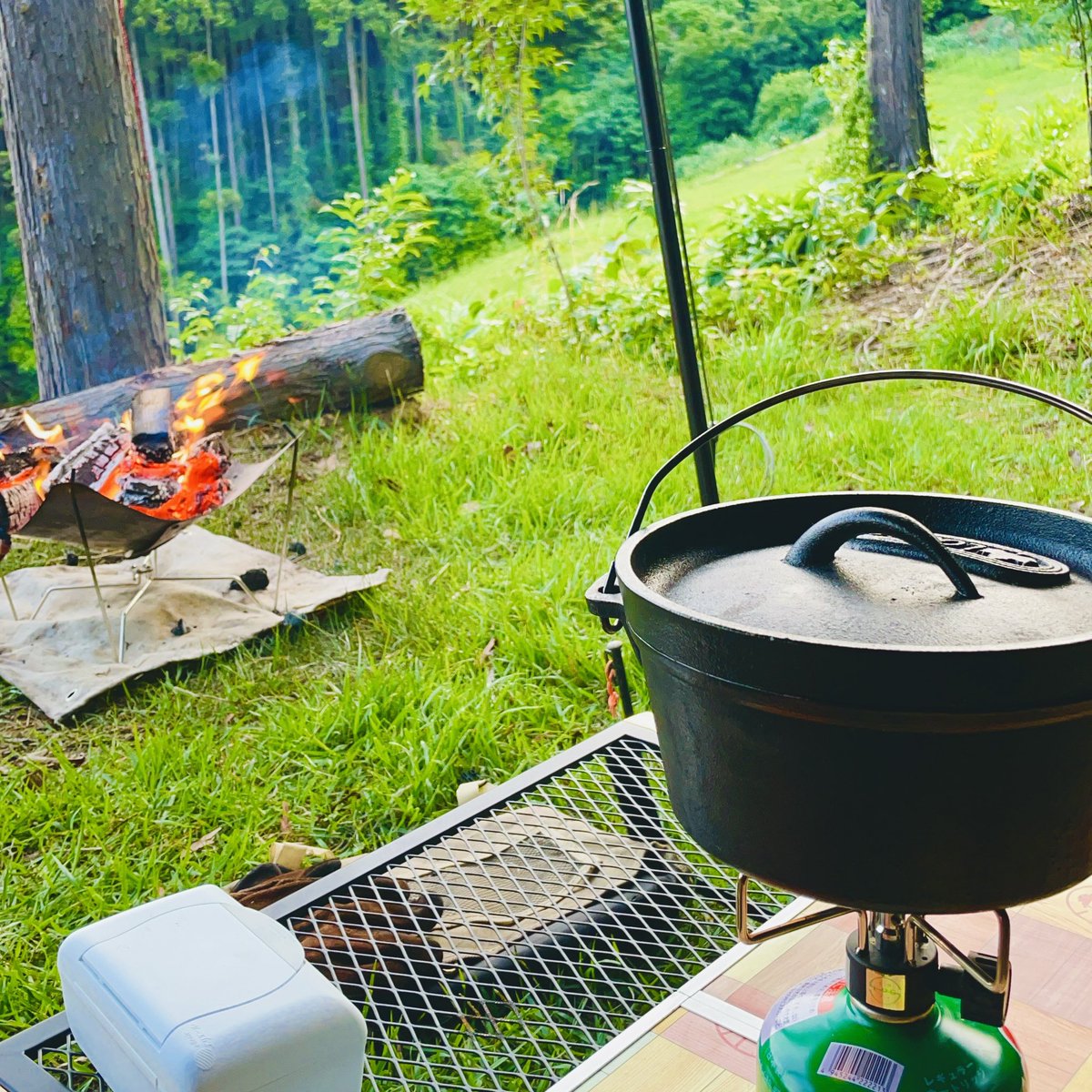 新緑の季節🌱✨
仕事がひと段落するとソロでキャンプにきちゃいます🏕️
マイナーな場所なので貸し切り状態😏
ダッチオーブンで鍋をつつきなが、ダラダラと呑み続けるのが最高の贅沢です🍶