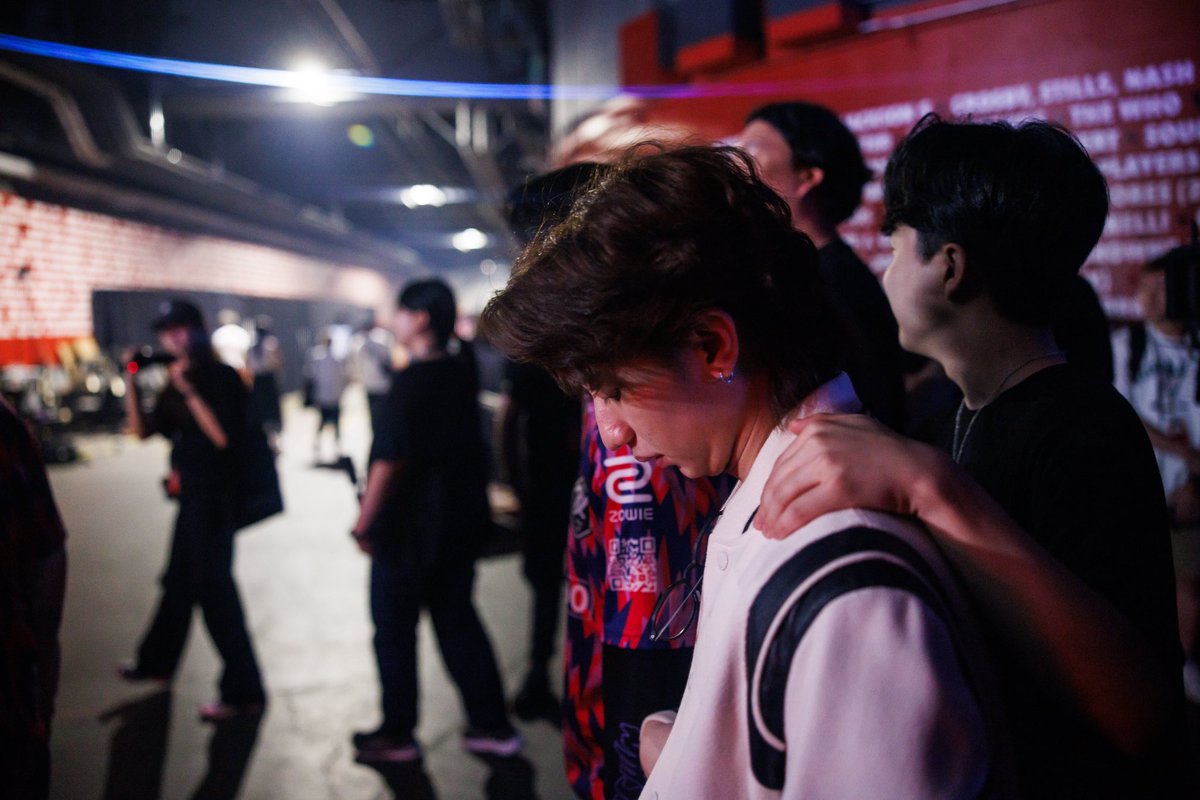 when prx loss in grand finals champions last year, stax give jj hugs to comfort and (also with mako) accompany them to walk to the press bcs he knows how tired they were.

he is one of the best leader in and even out of the game and no one can't change my opinion about that.