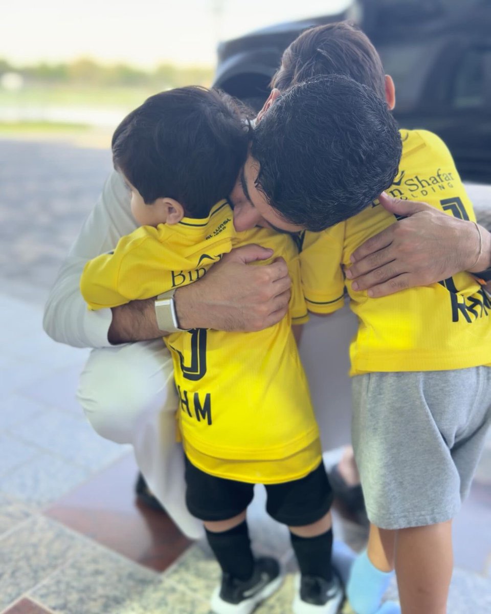 لكل الأجيال 💛✌🏻☝🏻 #الوصل سمو الشيخ حمدان بن محمد بن راشد آل مكتوم، ولي عهد دبي، مع أنجاله الشيخ راشد بن حمدان بن محمد بن راشد آل مكتوم، والشيخ محمد بن حمدان بن محمد بن راشد آل مكتوم 'ربي يحفظهم'.