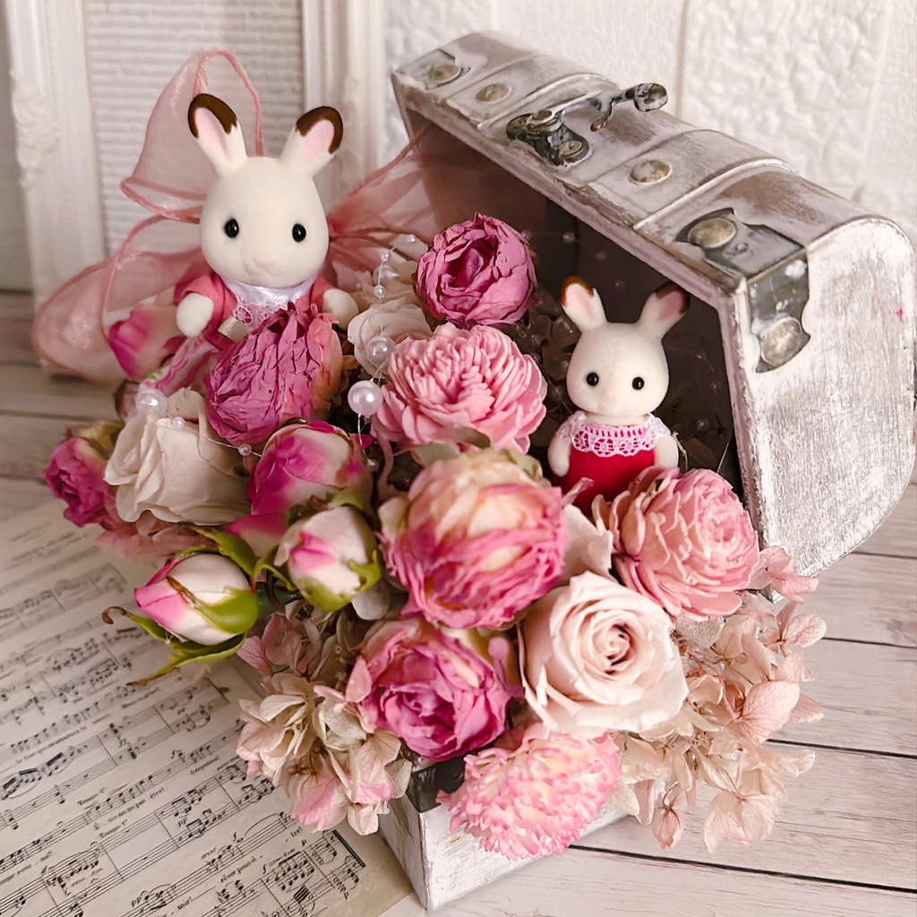 A talented floral artist has put together this stunning flower arrangement made with two very cute figures! 🌹 Your favourite Sylvanian friends can add a unique touch to a bouquet of delicate flowers! 💐 #flowers #sweet #beautiful #sylvanianfamilies #sylvanianfamily #sylvanian