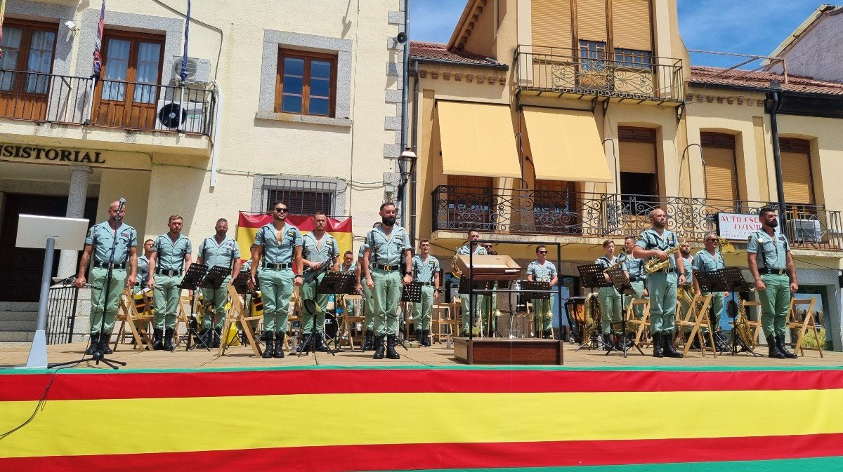 Ayer, la Unidad de Música de la Brigada 'Alfonso XIII' II de #LaLegión, llenó la plaza de España de #Cebreros con un concierto de música militar para conmemorar el Día de las #FuerzasArmadas #DIFAS2024, dirigida por el capitán D. Ignacio Borrego González. avilared.com/art/76714/la-b…
