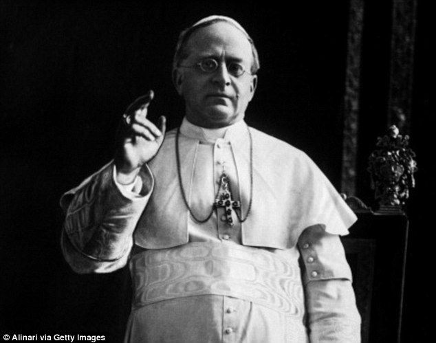 'Wiemy jednak jak tam [na spotkaniach międzyreligijnych] łatwo dochodzić można do zaniedbania religii, lub do indyferentyzmu, lub też do modernizmu, którego ubolewania godne ofiary nie uważają prawdy dogmatycznej za absolutną, lecz za relatywną' Pap. Pius XI, Mortalium Animos