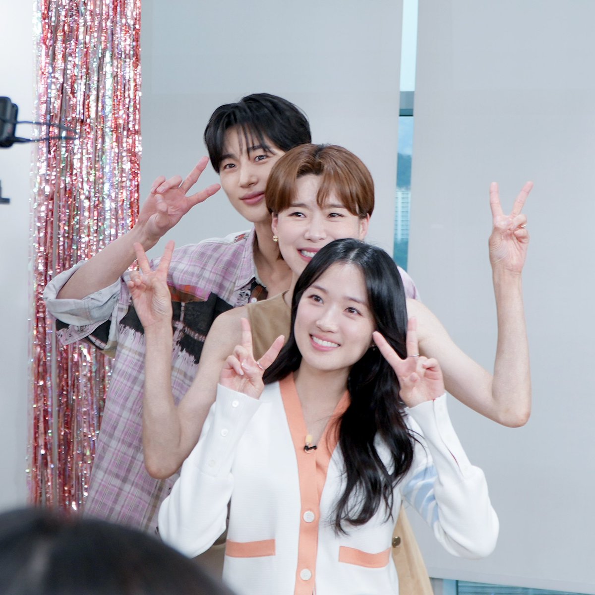 TEO_universe_'s tweet photo. 우석 좋아~ 혜윤 좋아~ 세상에서 제일 좋아~
잠시 후 6시에 우석X혜윤 업고 튀어!!!

☕살롱드립 뽀나스 변우석, 김혜윤 편은 TEO 유튜브에서 확인하세요!

#변우석 #김혜윤 #선재업고튀어 #선업튀 #장도연 #살롱드립2 #살롱드립뽀나스 #SalonDrip #TEO #테오 https://t.co/zCfHahSFGC