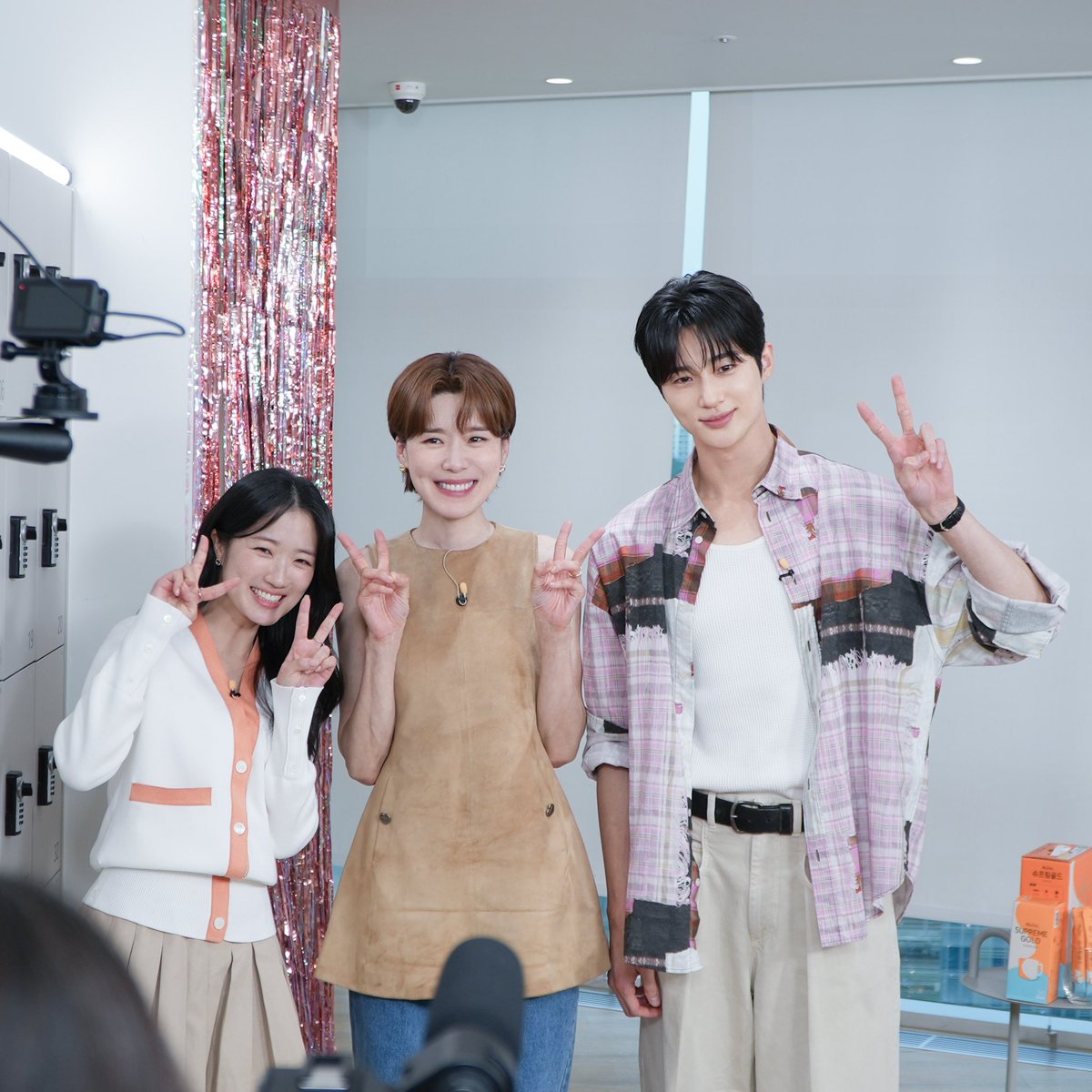 TEO_universe_'s tweet photo. 우석 좋아~ 혜윤 좋아~ 세상에서 제일 좋아~
잠시 후 6시에 우석X혜윤 업고 튀어!!!

☕살롱드립 뽀나스 변우석, 김혜윤 편은 TEO 유튜브에서 확인하세요!

#변우석 #김혜윤 #선재업고튀어 #선업튀 #장도연 #살롱드립2 #살롱드립뽀나스 #SalonDrip #TEO #테오 https://t.co/zCfHahSFGC