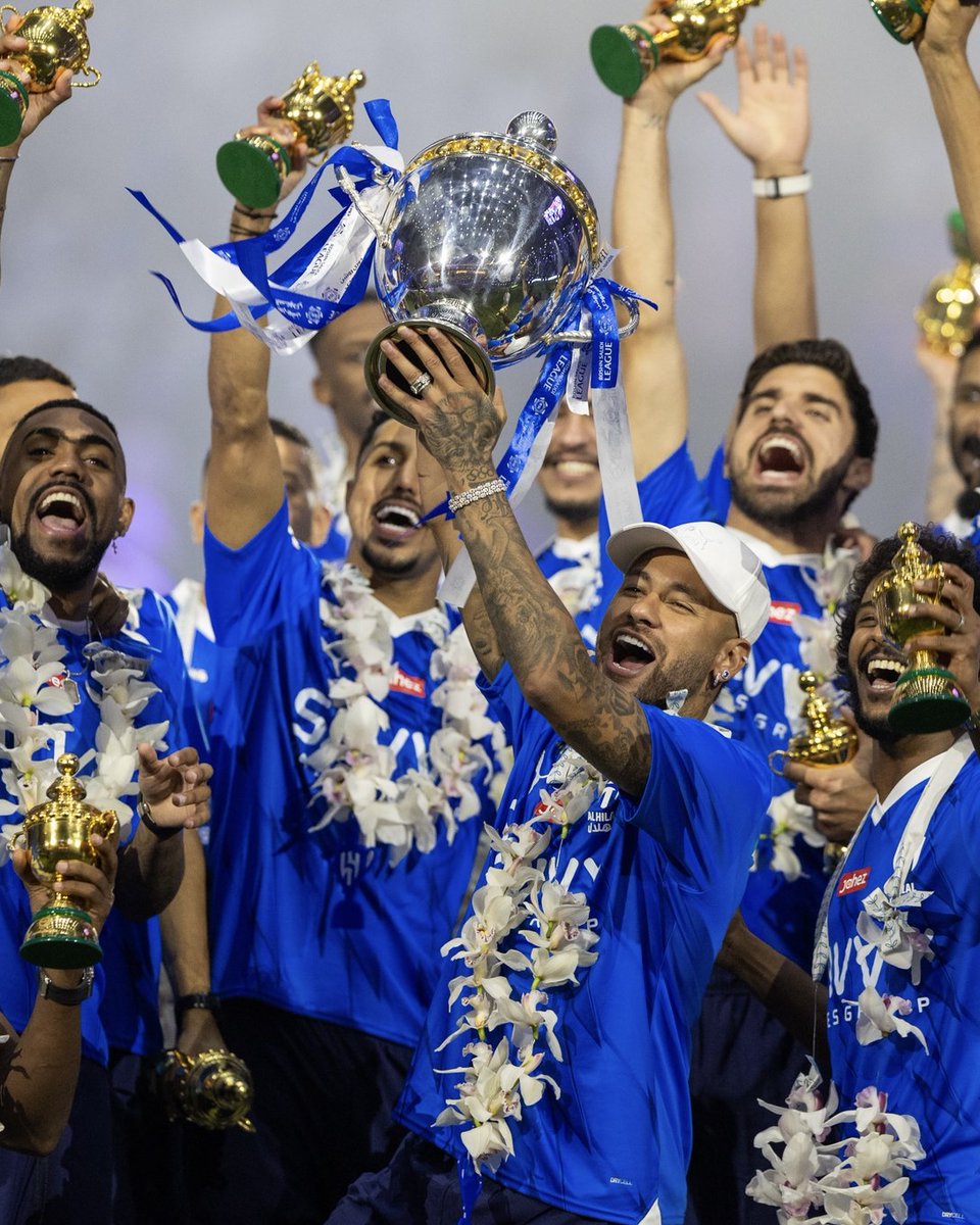 pumafootball's tweet image. Lifting trophies never gets old 😍