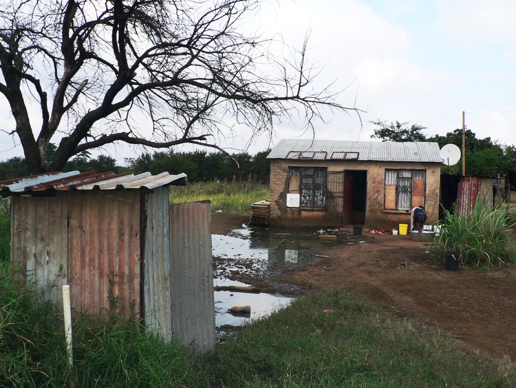 GroundUp_News's tweet photo. Louis Trichardt residents forced to live among pools of sewage
https://t.co/2iDPh2qlQb by Bernard Chiguvare https://t.co/FHCM5CT4vK