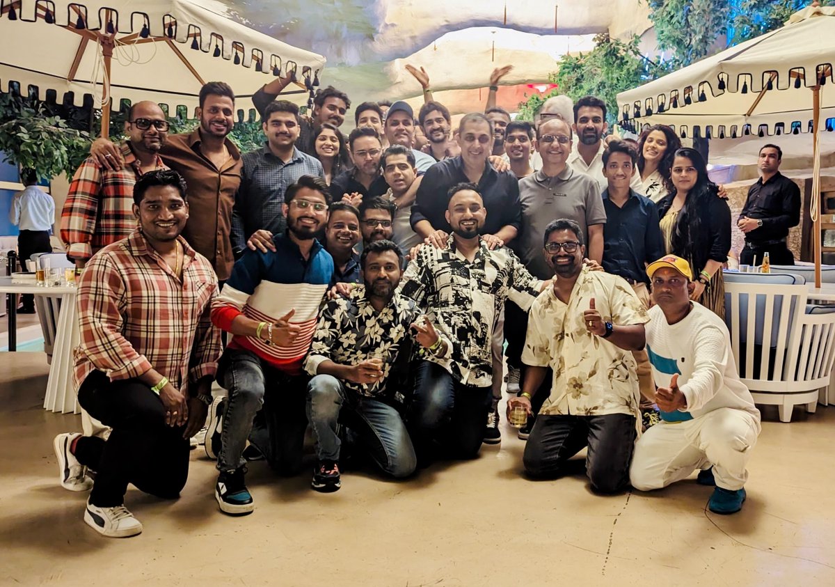 joybhattacharj's tweet image. Where Wasim and Raja, who was once one of Saroj Khan&apos;s top dancers, are the most important folk, where director Dhanashree is the only person whose taste Harsha trusts, where producers relentlessly sledge each other about the franchises they support or the terrible films they…