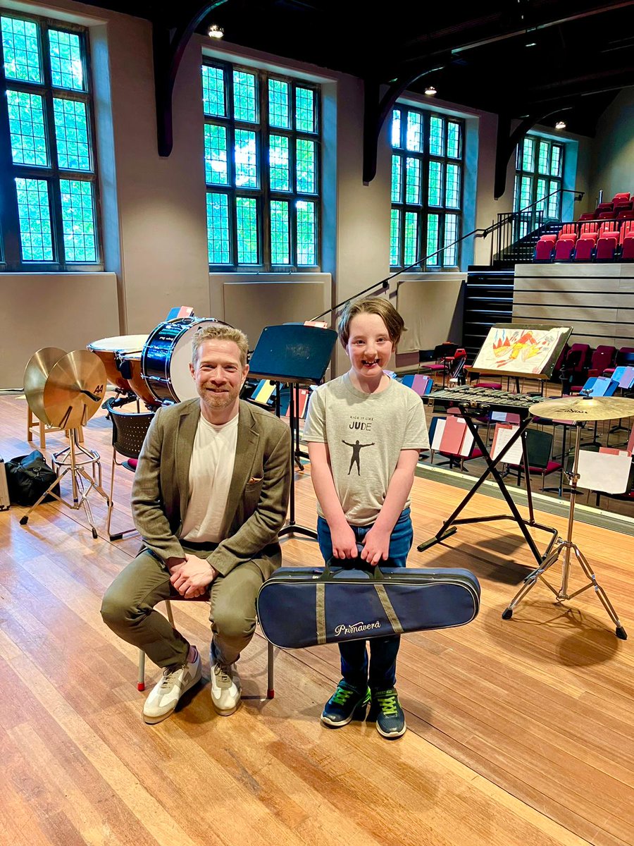 ESO Youth players had a surprise at their rehearsal when Classic FM presenter Zeb Soanes dropped in! Youth orchestra violinist Patrick was delighted! Performance is at the Cathedral, May 29. Tickets here elgarfestival.org/e4e-the-elgar-… @EnglishSymphony @zebsoanes @ClassicFM