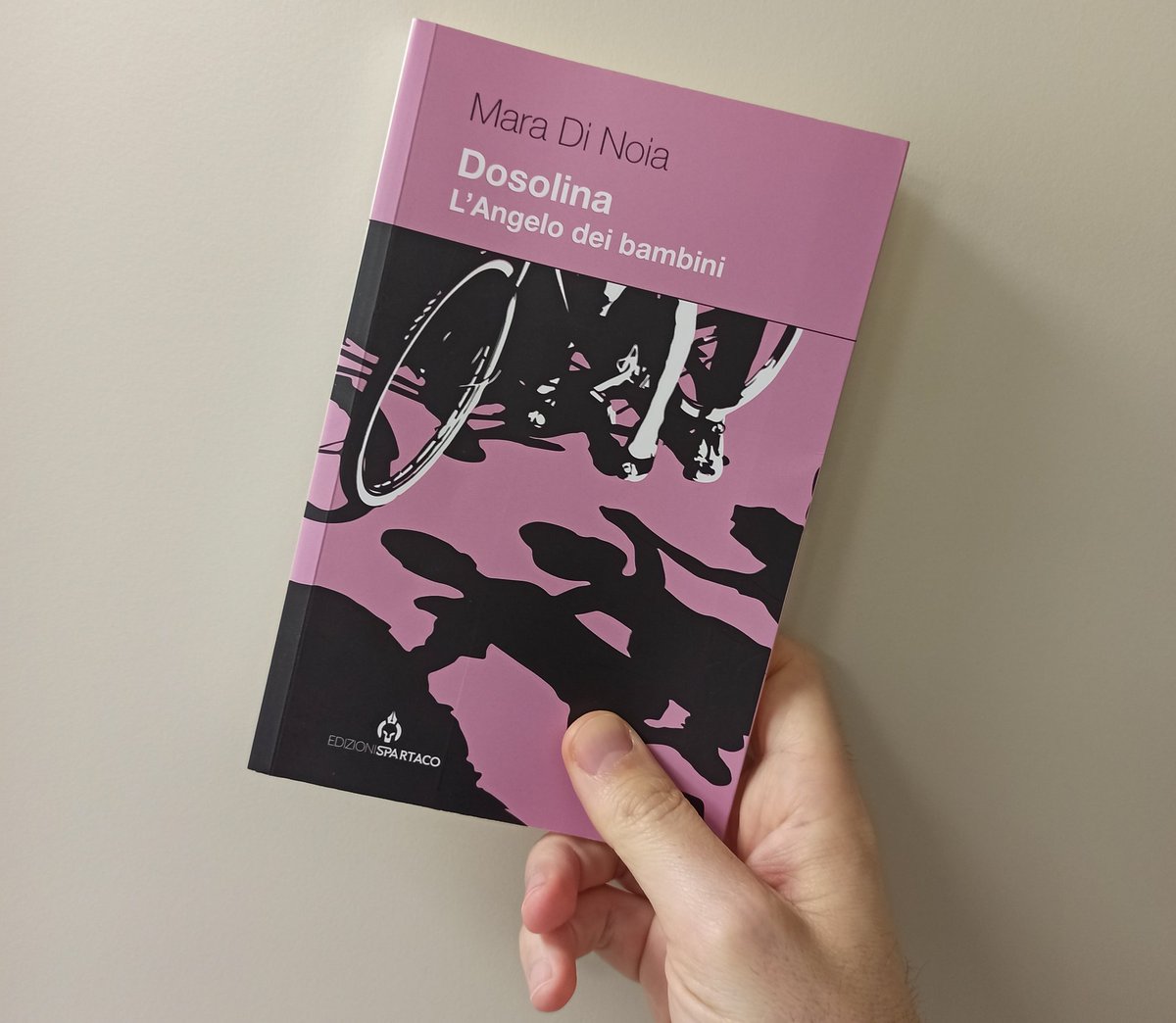 Erre Ci (@raffamad81) on Twitter photo Su <a href="/lindiependente/">L'Indiependente</a> parlo di #Dosolina, un romanzo di #MaraDiNoia pubblicato da <a href="/EdizioniSpartac/">Edizioni Spartaco</a>.una storia di resistenza nella Milano del 45.
lindiependente.it/dosolina-lange… Su <a href="/lindiependente/">L'Indiependente</a> parlo di #Dosolina, un romanzo di #MaraDiNoia pubblicato da <a href="/EdizioniSpartac/">Edizioni Spartaco</a>.una storia di resistenza nella Milano del 45.
lindiependente.it/dosolina-lange…