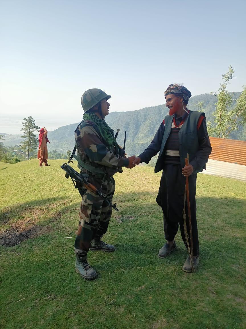 Heartwarming moment!!
#Power of connection & understanding!!
A #Kashmiri man showing gratitude to #IndianArmedforces for their sacrifice & dedication to maintain #peace in the #Kashmir valley.
We #support #IndianArmedForces
#kashmirisindia 
#UnityinDiversity
#PeaceAndLove