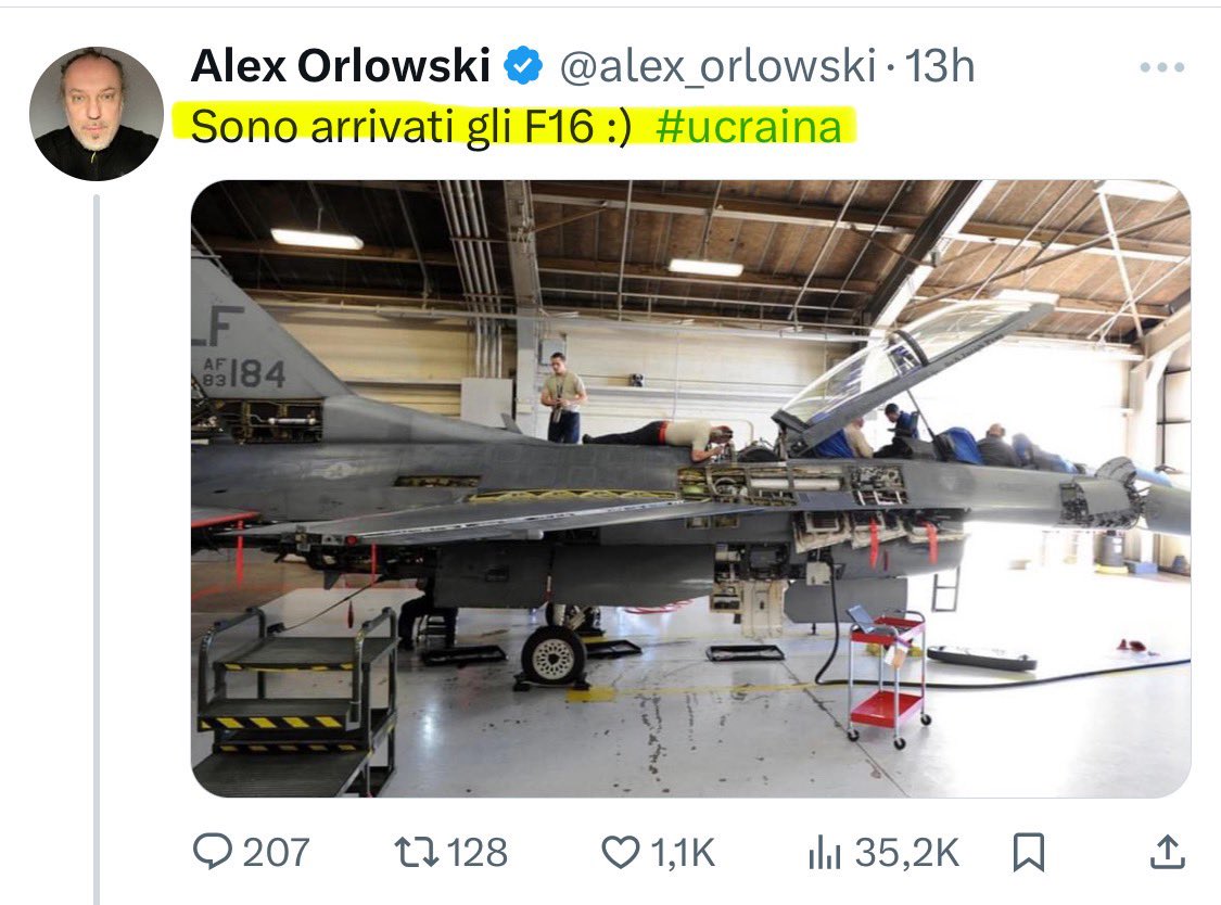 k_arsenale's tweet photo. Il filo ucraino ed esperto aeronautico #AlexOrlowski, mostra orgoglioso l’arrivo degli #F16 in #Ucraina. Solo un piccolo particolare: la foto è stata scatta in una base aeronautica, ma in Arizona nel lontano novembre 2016. Quindi #Orlowski è pure veggente ?? https://t.co/J1bNCu0Ixs