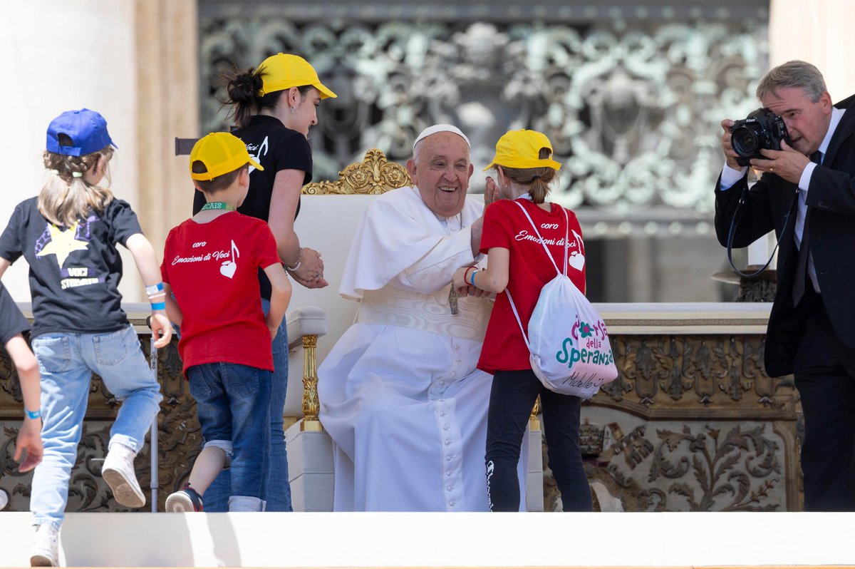 Papa Francesco: «Gesù perdona tutto e sempre e noi dobbiamo avere l’umiltà di chiedere perdono. Lo Spirito Santo è quello che ci accompagna nella vita. È quello che ci rimprovera dentro. Quello che ci dà la forza, ci consola nelle difficoltà». Il testo👇 bit.ly/OmeliaSantissi…