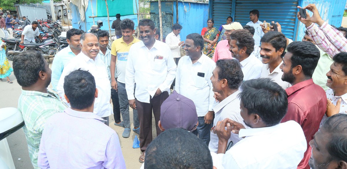 Kandala_Upender's tweet photo. ➡️ ఎమ్మెల్సీ ఓటు హక్కును వినియోగించుకున్న : కందాళ...

✍️ఖమ్మం-నల్గొండ-వరంగల్ పట్టభద్రుల ఎమ్మెల్సీ ఎన్నికల్లో భాగంగా కూసుమంచి ప్రభుత్వ పాఠశాలల్లో 357 బూత్ నందు తన ఓటు హక్కును వినియోగించుకున్న పాలేరు మాజీ ఎమ్మెల్యే శ్రీ కందాళ ఉపేందర్ రెడ్డి గారు https://t.co/kcZnz0A1BS